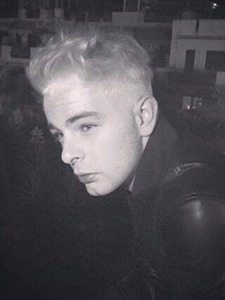 Lorenzo Fragola cambio look. Si è fatto biondo. Chic o trash? Si torna a parlare di Lorenzo Fragola ma non per problemi di diritti d'autore di foto