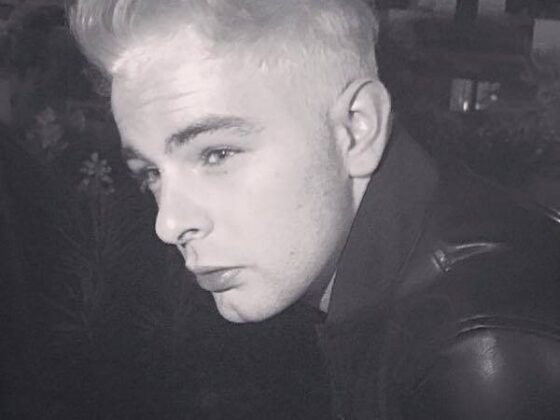 Lorenzo Fragola cambio look. Si è fatto biondo. Chic o trash? Si torna a parlare di Lorenzo Fragola ma non per problemi di diritti d'autore di foto