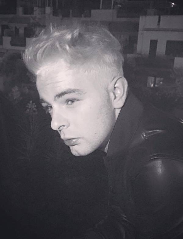 Lorenzo Fragola cambio look. Si è fatto biondo. Chic o trash? Si torna a parlare di Lorenzo Fragola ma non per problemi di diritti d'autore di foto