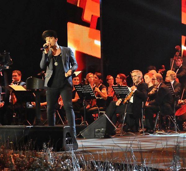 Stash e The Kolors concerto di Natale canale 5 look e foto in anteprima