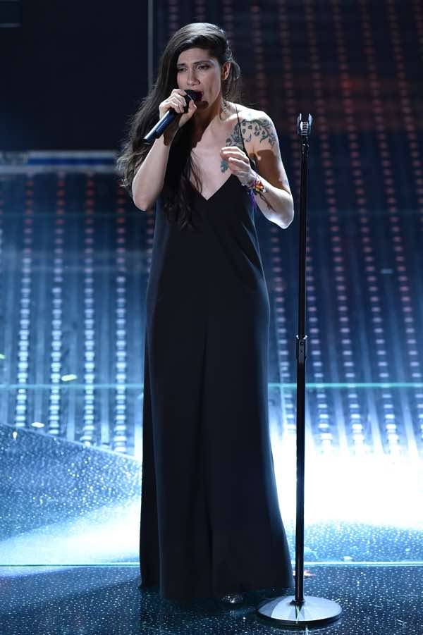 Elisa splendida a Sanremo con abito Calvin Klein Collection