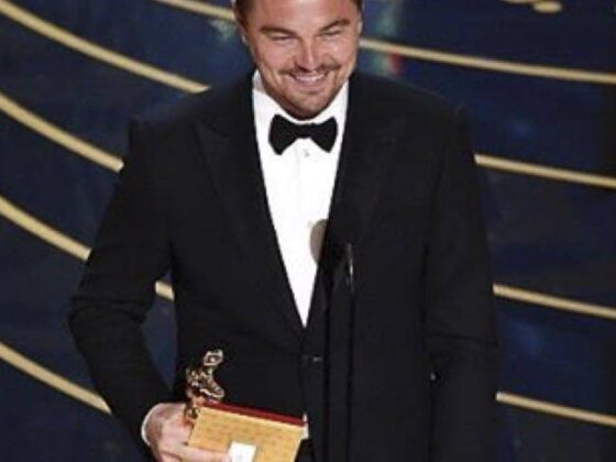 Leonardo Di Caprio vince l'Oscar comne miglior attore in look Armani