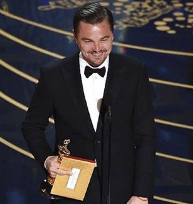 Leonardo Di Caprio vince l'Oscar comne miglior attore in look Armani