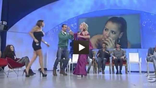 Uomini e donne Tina contro Giulia e lo scontro in studio "Sei peggio di Lucas"