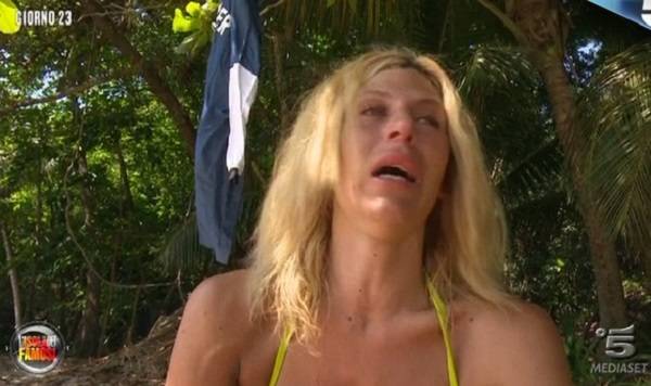 Isola la carta igienica della discordia. La lite per il brodo