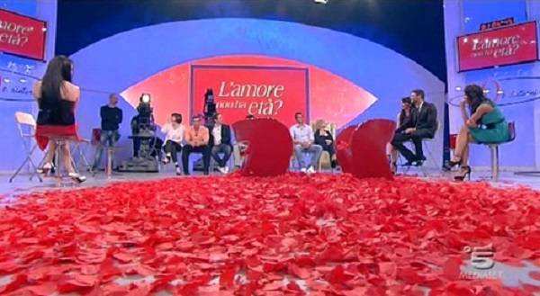 Uomini e Donne la scelta di Andrea Damante il video e i petali rossi