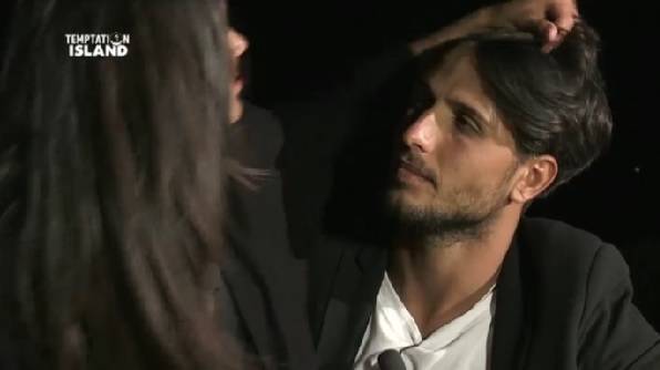 Temptation Island 3 le coccole e il bacio di Fabio Ferrara a Franesca