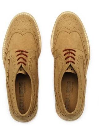 Scarpe stringare e color cammello il binomio vincente di Fera Libens