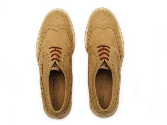 Scarpe stringare e color cammello il binomio vincente di Fera Libens