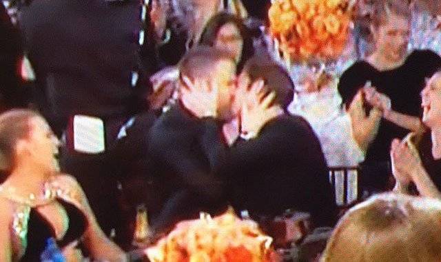 Ryan Reynolds e Andrew Garfield bacio a stampo ai Golden Globes tutti i vincitori