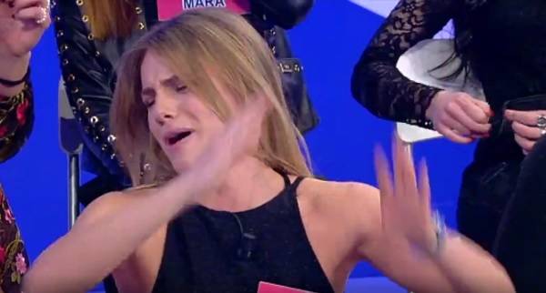 Uomini e Donne Angela se ne va perché Luca la attacca "le hai più te le foto spinte"