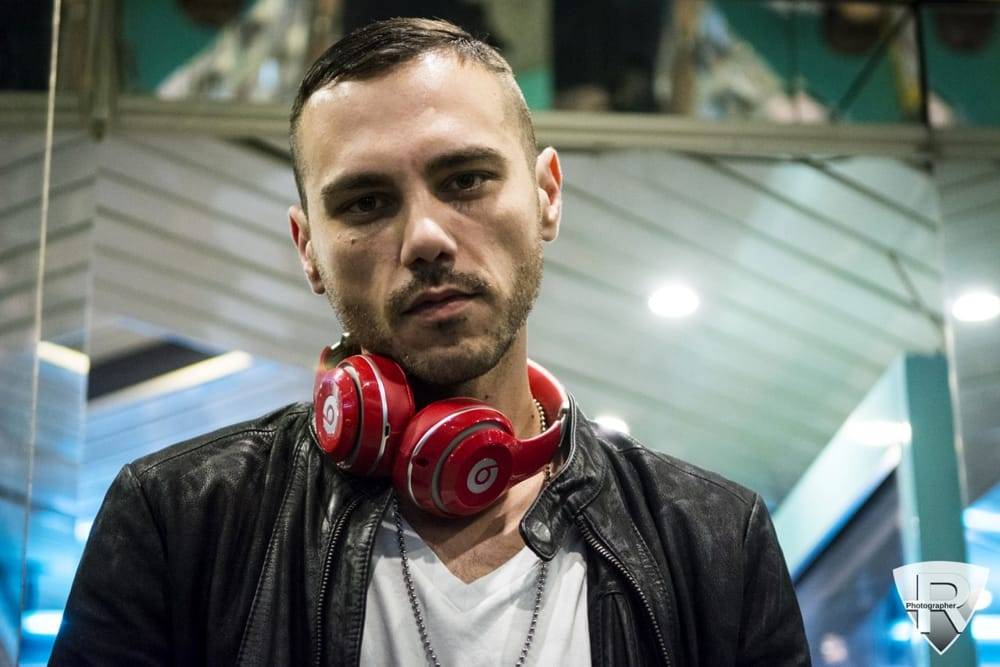 Raige look Sanremo indossa stringate, anfibi e chelsea boots