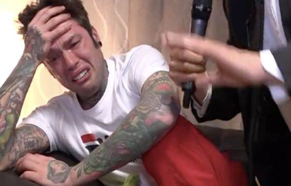 Fedez e lo scherzo di J-Az a Le iene piange prima del concerto di Torino