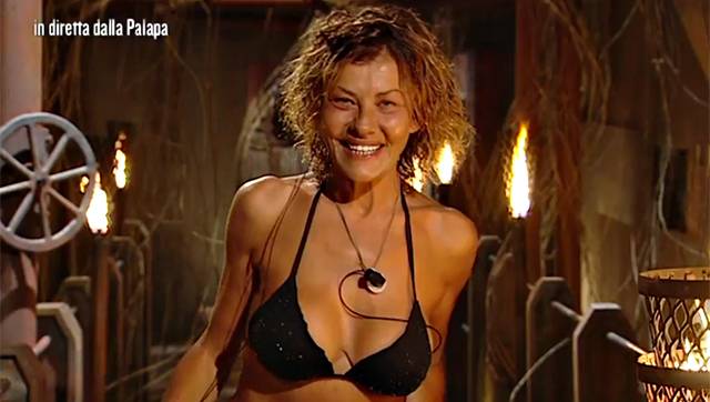 Isola dei Famosi: la sopresa di Paola Barale per Raz Degan in studio