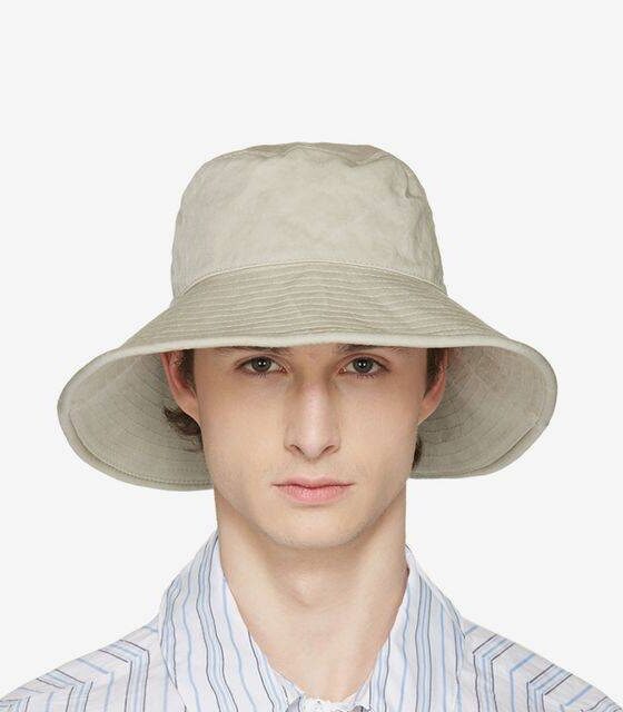 Acne Studios e la sua linea d'abbigliamento che detta le nuove tendenze