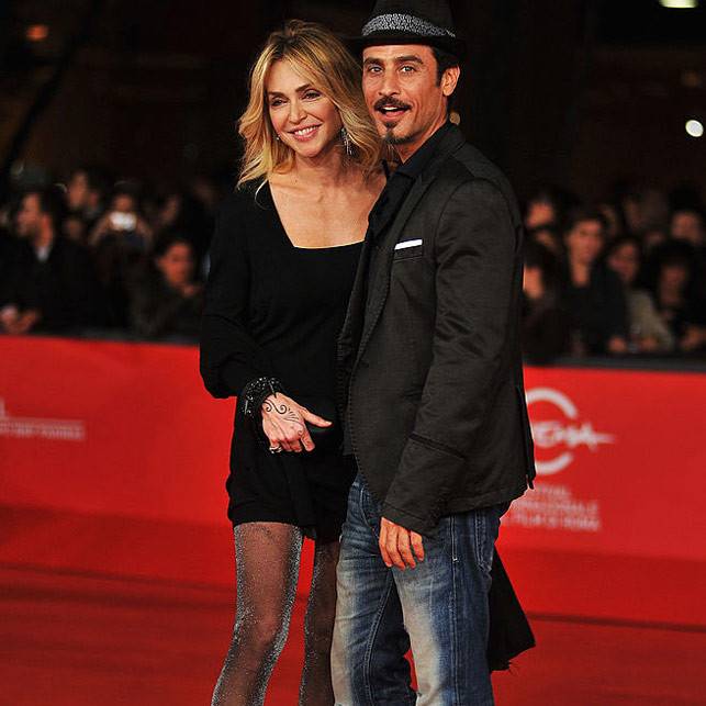 Isola dei Famosi: la sopresa di Paola Barale per Raz Degan in studio