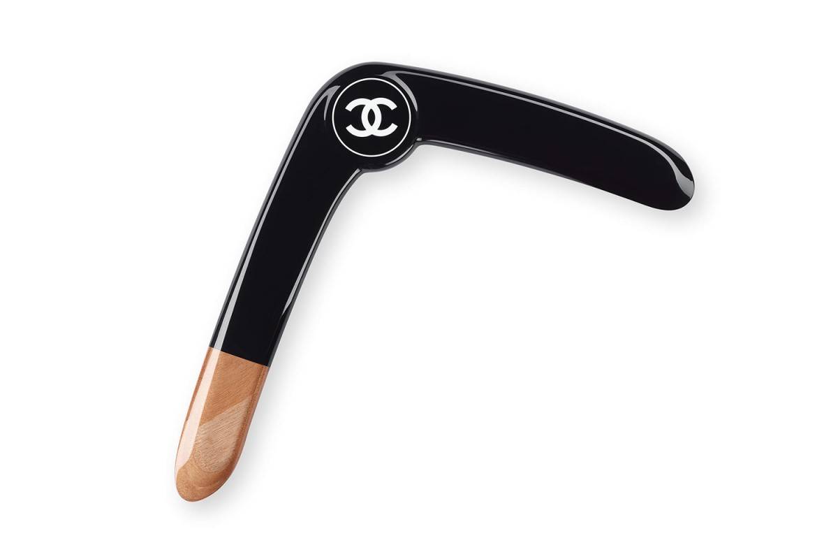 Chanel continua a far parlare di sé con il suo Boomerang da oltre 1.000 dollari