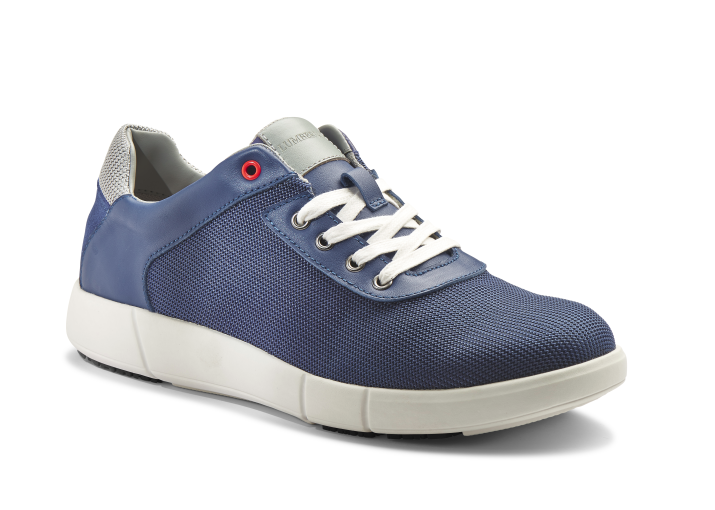 Tecnologia e design si uniscono in Louis, il modello protagonista delle nuove linee Lumberjack SS 2018, presentato in anteprima a Pitti Uomo e interprete della tendenza sailor da sempre DNA del brand. Una calzatura versatile e leggera, perfetta per il giorno e soprattutto per il tempo libero; caratterizzata da un design essenziale che unisce tecnologie all’avanguardia e mood contemporaneo. La collezione fa uso di tessuti performanti e quest’anno si fregia della collaborazione con Vibram, l’azienda Italiana leader nello sviluppo di suole super-grip, ideali per qualsiasi tipo di superfice. La suola light viene realizzata con battistrada in phylon e si arricchisce di inserti in gomma Vibram full grip, che garantiscono la massima aderenza. Un modello daily use reso ancora più performante dalla tomaia in tessuto tecnico traspirante con inserti in pelle e dal sottopiede anatomico estraibile realizzato in EVA preformata con un inserto Shock Absorber posizionato sul tallone, perfetto per ammortizzare i colpi e ridurre le vibrazioni. Un prodotto altamente innovativo che incontra lo stile nella delicata tonalità Navy Blue in cui è proposta e disponibile anche nelle varianti light grey, beige e off black. Louis è la scarpa per uomini urbani, che affrontano la giungla della città, senza mai trascurare l’attenzione per lo stile e le tendenze, la qualità e la cura dei dettagli.