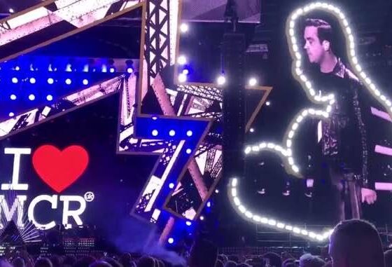 One Love Manchester Robbie Williams piange e canta Angels