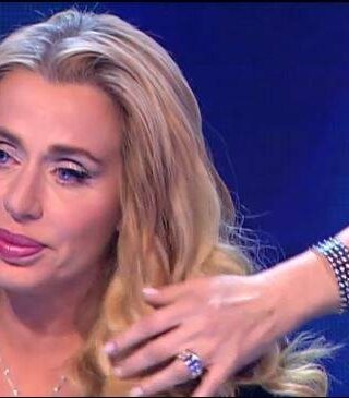 Valeria Marini parla del caso instagram e della didascalia sotto la sua foto