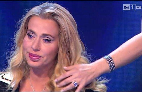 Valeria Marini parla del caso instagram e della didascalia sotto la sua foto
