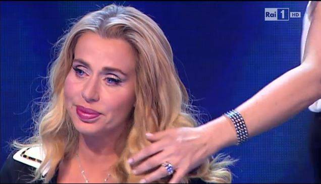 Valeria Marini parla del caso instagram e della didascalia sotto la sua foto