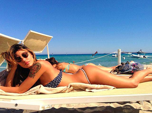 Vacanze e Vip Belen Rodriguez in bikini è sempre un bel vedere
