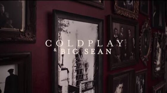 Il nuovo video "Miracles" dei Coldplay in collaborazione con Big Sean immigrati al centro delle immagini