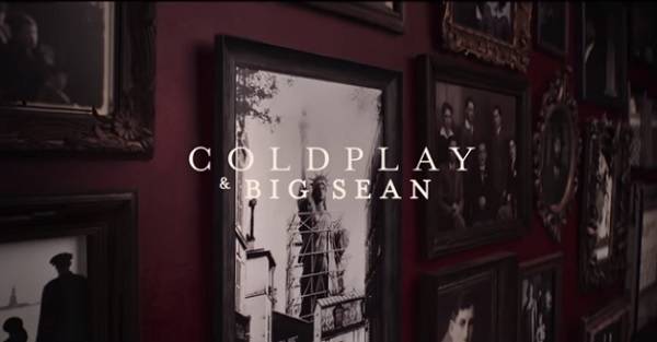 Il nuovo video "Miracles" dei Coldplay in collaborazione con Big Sean immigrati al centro delle immagini