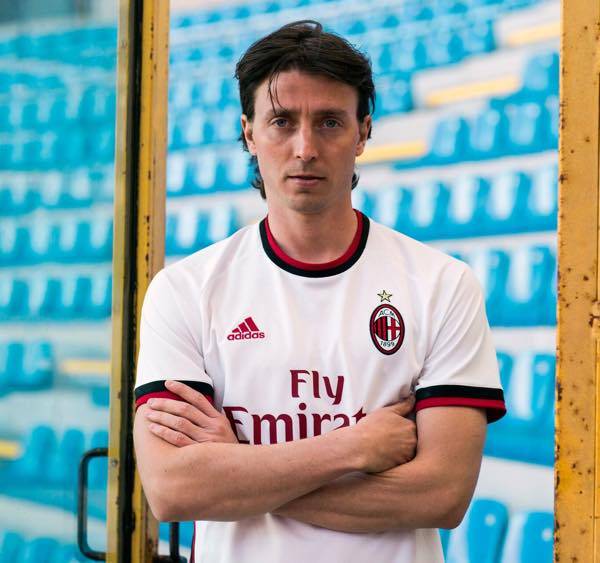 Milan ecco la nuova maglia da trasferta del club