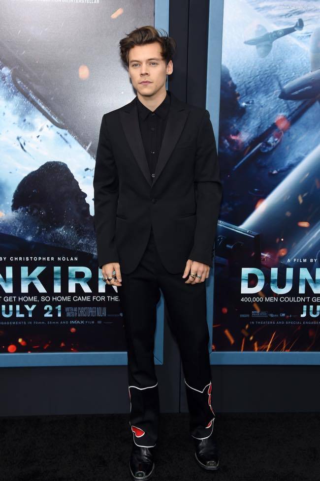 Harry Style ha scelto un abito stiloso alla presentazione del film