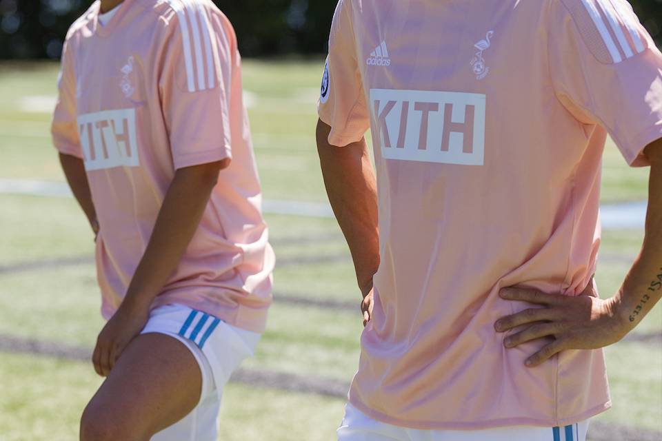 Il calcio risalta in questa collezione made by KITH & adidas