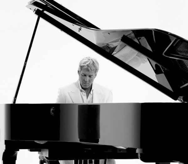 Festival di Sanremo Claudio Baglioni ha firmato lo stile e la voce all'Ariston