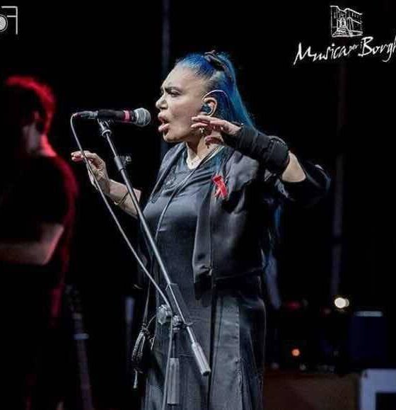 Loredana Bertè look e stilista per il tour Summer 2017 Amiche si