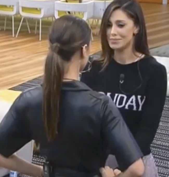 Belen Rodriguez al Grande Fratello Vip look maglia e stilista scelto