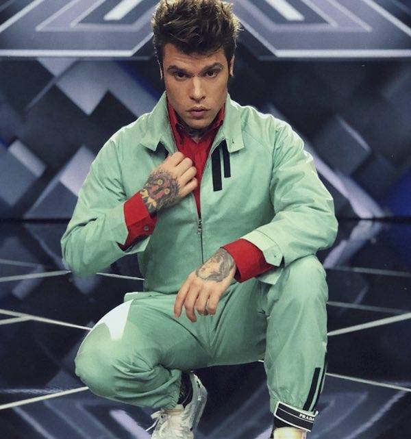 Abito look Fedez prima puntata X factor 2017 chi è lo stilista?