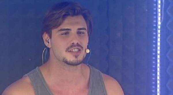 Francesco Monte al Grande Fratello vip urla contro Cecilia ma lei non lo sente