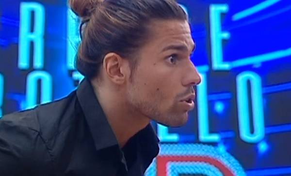 Grande Fratello vip Luca Onestini confessa a Bossari "Ho perso tutto" e si dispera