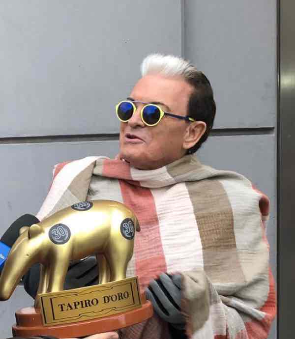 Striscia tapiro per Malgioglio che dichiara: "A volte mi sentivo etero e a volte gay"