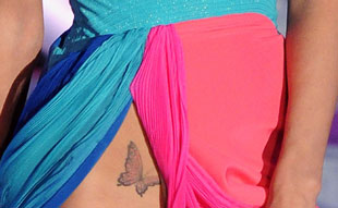 Belen Rodriguez cancella il tatuaggio della farfallina? Ecco cosa ha deciso