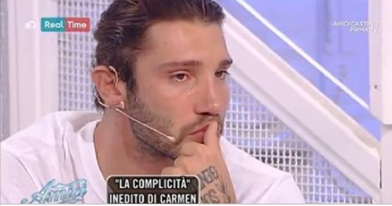 Stefano De Martino abbandona Amici sia nel daytime che nel serale