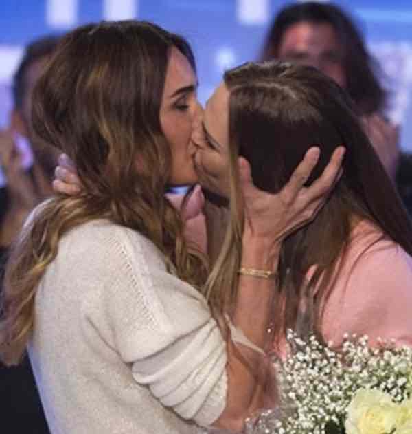 Bacio lesbo tra Silvia Toffanin e Ilary Blasi a Verissimo FOTO