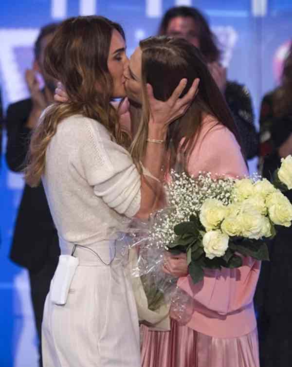 Bacio lesbo tra Silvia Toffanin e Ilary Blasi a Verissimo FOTO