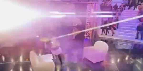 Barbara D'Urso cade in diretta a Pomeriggio 5 colpa di Bossari