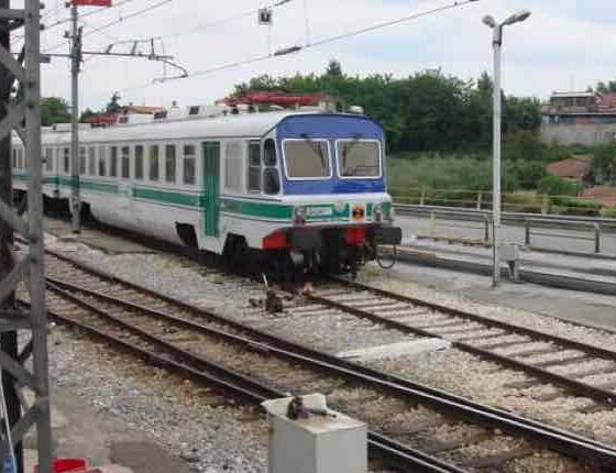 Attraversano i binari a Cesano Maderno e vengono travolti dal treno, morte due persone
