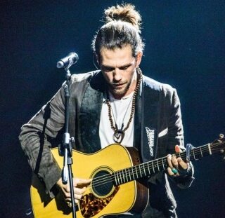 Enrico Nigiotti a X factor manda a quel paese qualcuno a microfono aperto