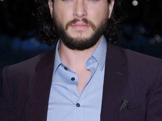 KIT HARINGTON de Il Trono d Spade alla sfilata uomo di Dolce e Gabbana