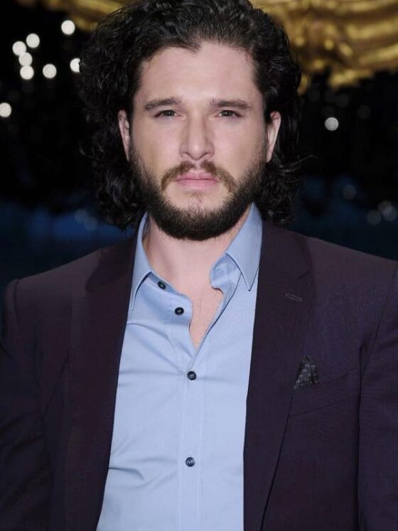 KIT HARINGTON de Il Trono d Spade alla sfilata uomo di Dolce e Gabbana