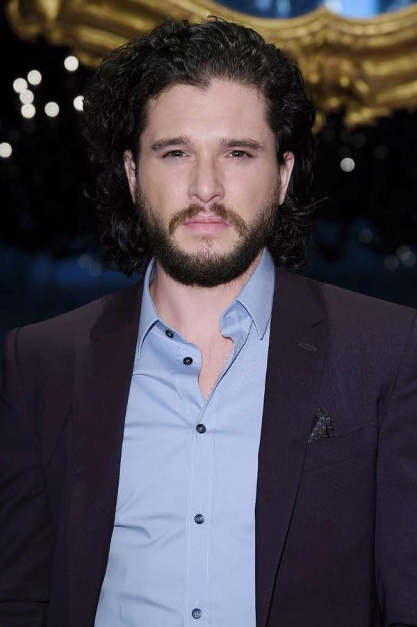 KIT HARINGTON de Il Trono d Spade alla sfilata uomo di Dolce e Gabbana