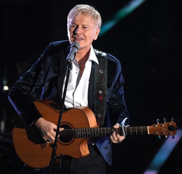 Ron premio della critica a Sanremo 2018 con il brano di Dalla, il look